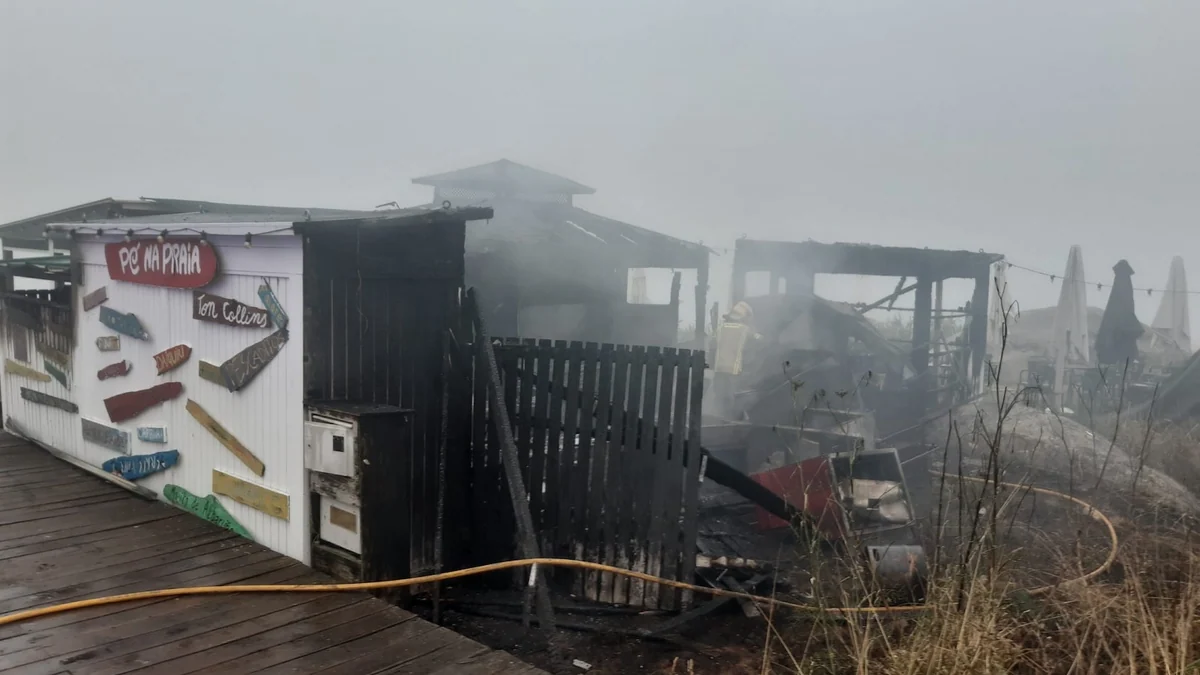 Un incendio arrasa el Pé na Praia, uno de los chiringuitos de referencia de Sanxenxo, en plena temporada alta: "Estamos destrozados"
