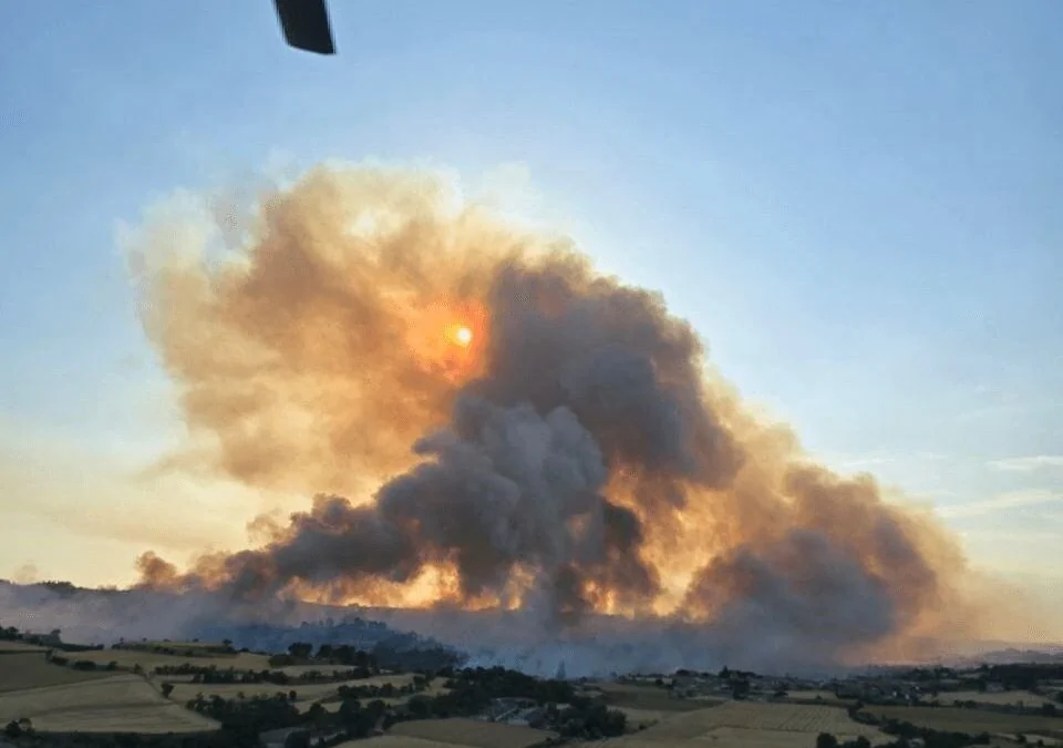 Un incendio agrícola obliga a confinar a los vecinos de dos pueblos de Lleida