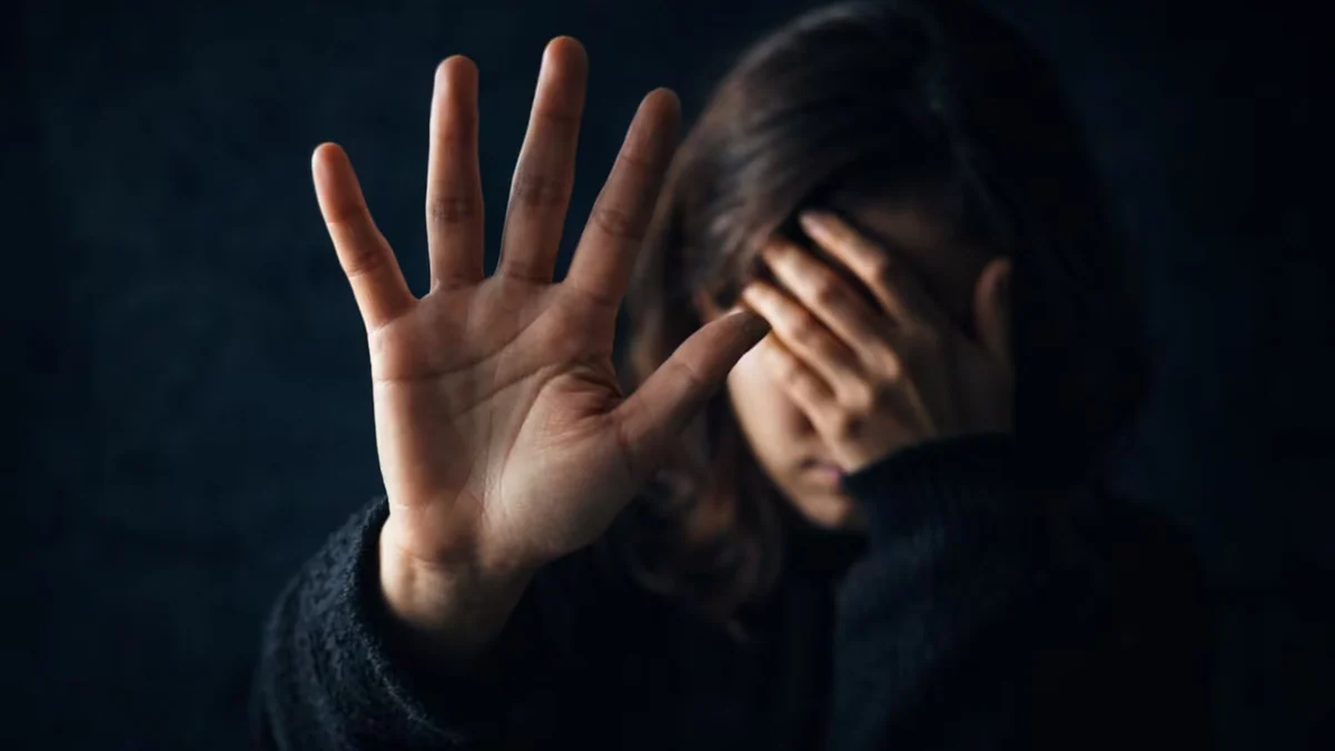 Un hombre le exigió plata a su pareja, su hija de 15 años intentó defenderla pero fue brutalmente golpeada