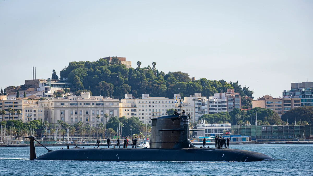 El submarino S-82 'Narciso Monturiol' inicia las pruebas de mar con su primera navegación en superficie por las aguas de Cartagena