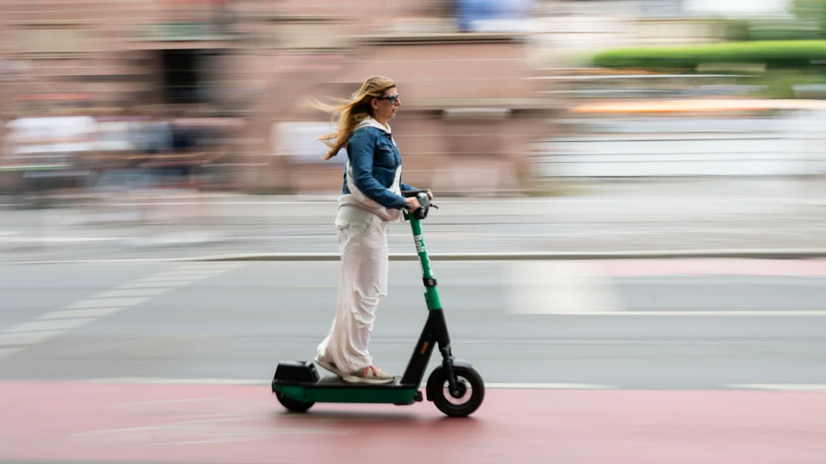 Mikromobilität: Risiko auf zwei kleinen Rollen