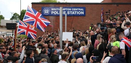 Großbritannien: Polizisten legten Sterbendem Handschellen an – Video löst Rassismusdebatte aus