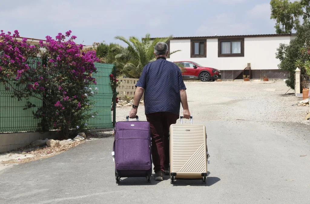 Los vecinos afectados por el incendio de Los Gallardos vuelven a sus casas: "Somos afortunados pero, ¿de qué sirven las palabras si hay 12 muertos?"
