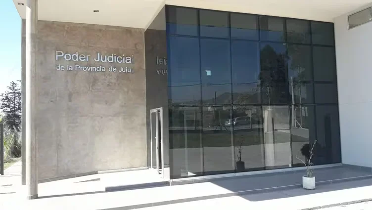 Vivió un calvario en la casa de su pareja y lo denunció por violencia de género: la asfixió y la echó a la calle desnuda
