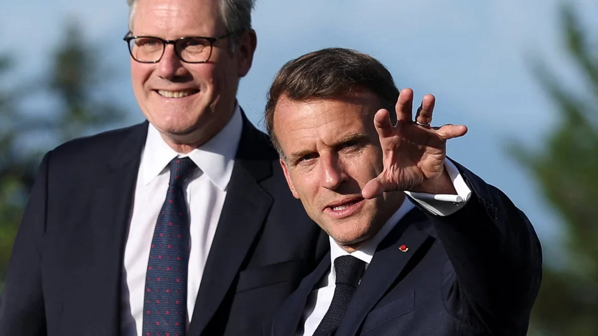Macron entrega a Starmer la Legión de Honor a pocos días de abandonar el cargo de primer ministro