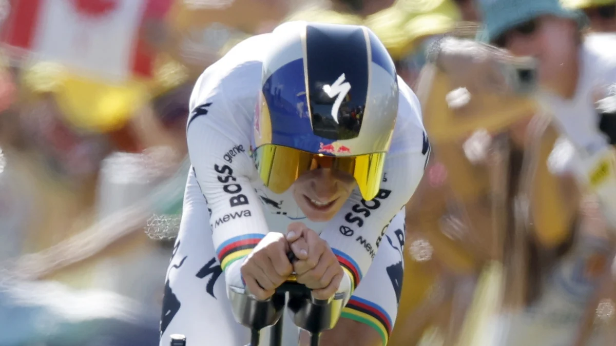 Evenepoel vuelve a derrotar a Pogacar en una contrarreloj que deja víctimas