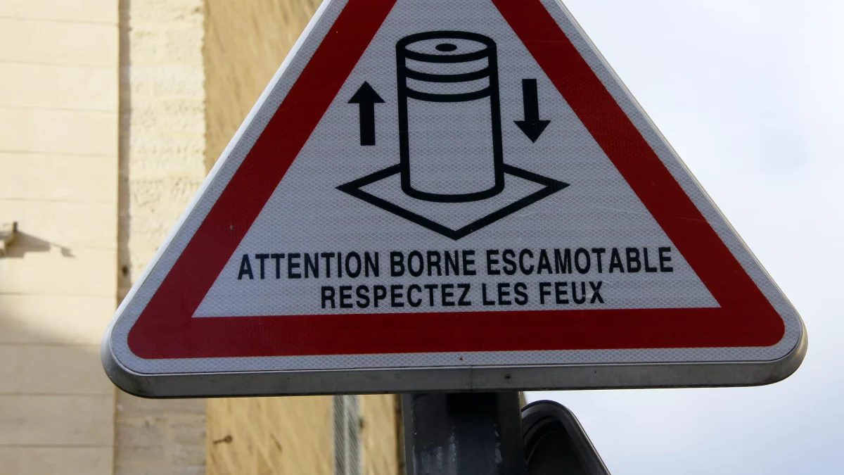 Bordeaux : sa voiture est embrochée par une borne escamotable, elle attaque la Métropole en justice