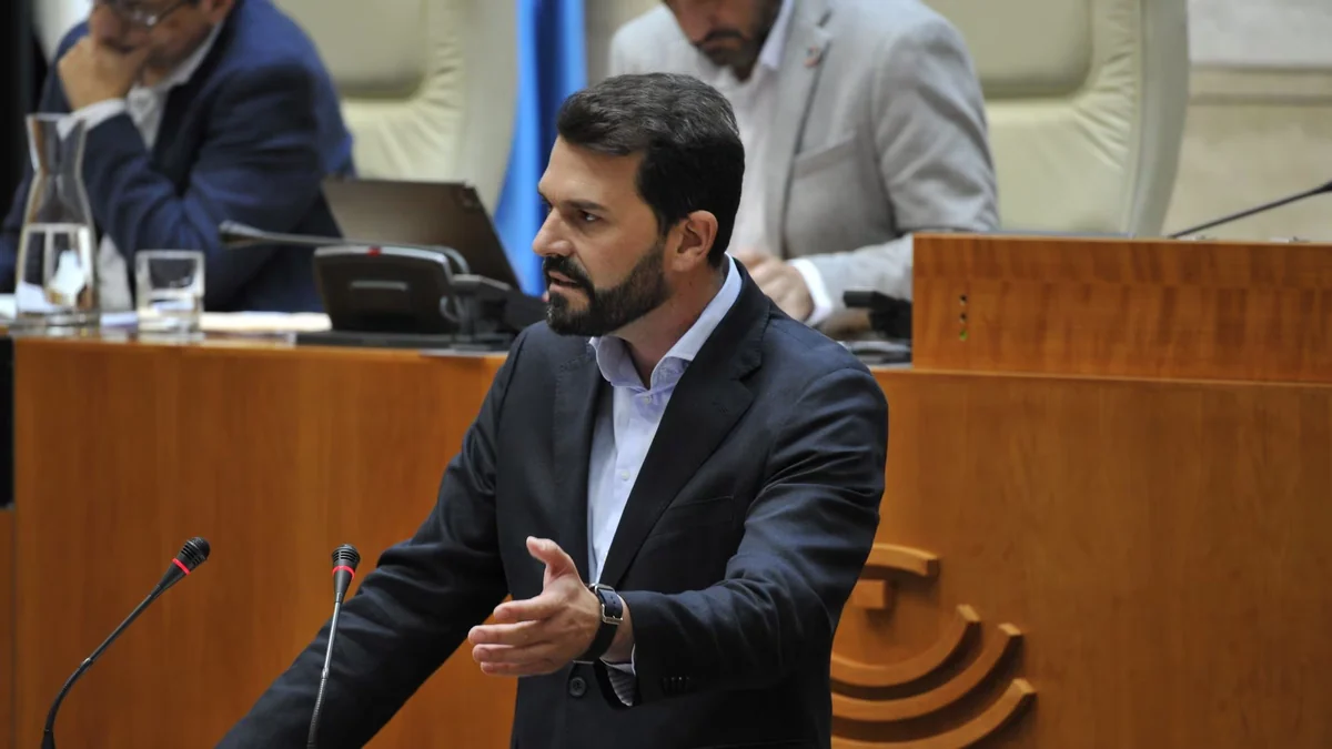 El PSOE ofrece su apoyo a Guardiola en los presupuestos del PP en Extremadura si cesa a los consejeros de Vox
