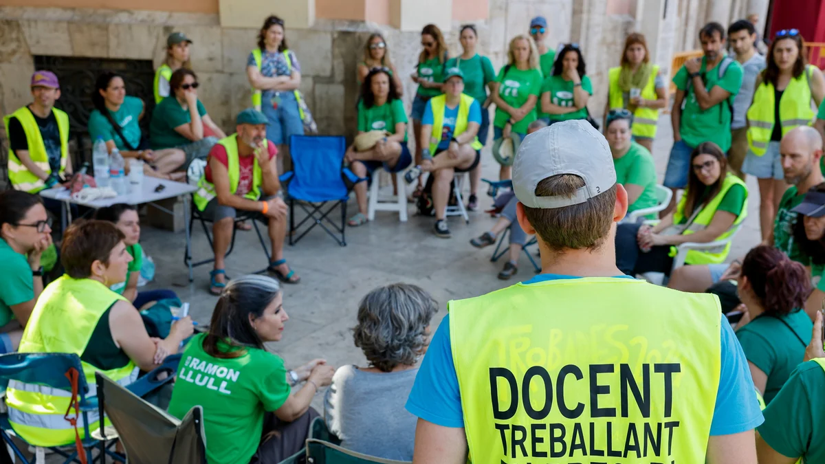 Los docentes valencianos votan la última propuesta de Educación para frenar la huelga: 200 euros más al mes y bajada de alumnos por clase