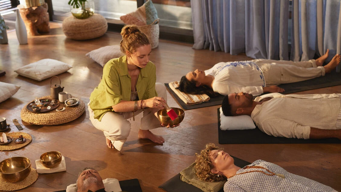 Lo yoga anti burnout, saluto al sole e ode al potere di Shavasana