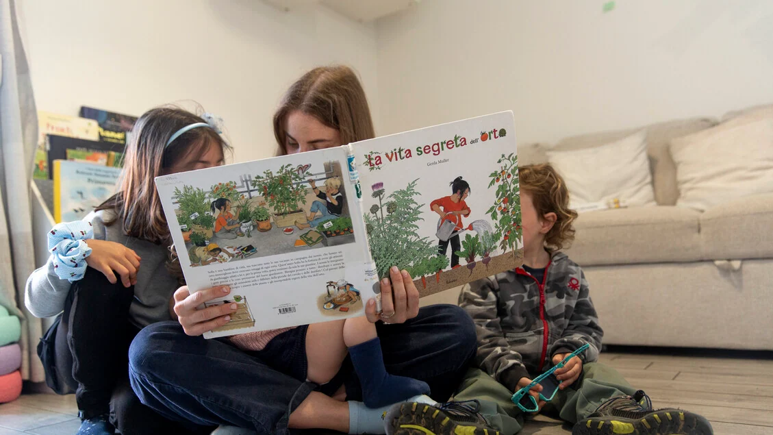 Lavora solo il 58,2% delle madri con figli piccoli, il rapporto sulla maternità di Save the Children