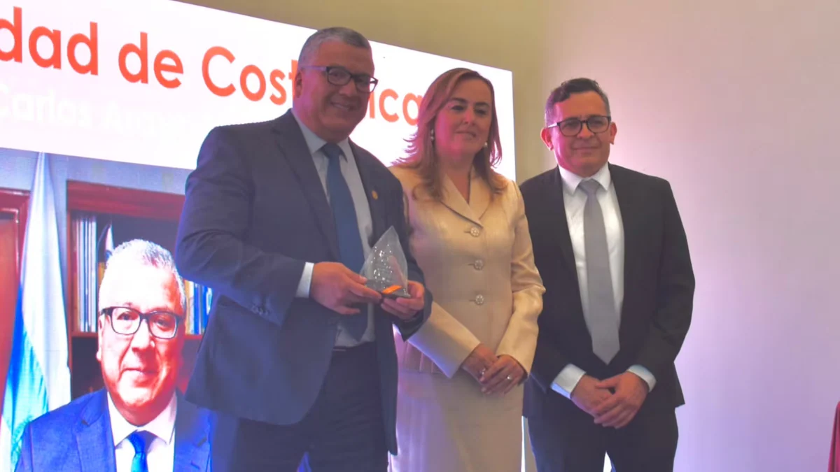 Universidad de Costa Rica recibe Galardón Protector de la Niñez por su aporte al fortalecimiento de la Red Nacional de Cuido