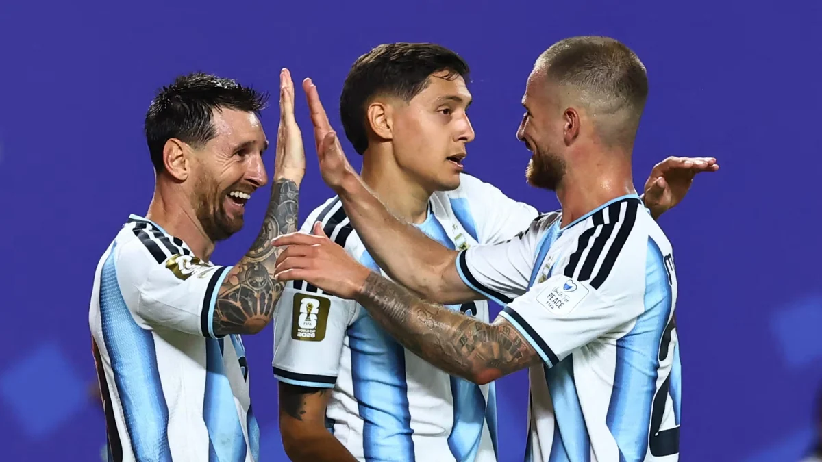 Con un show de Messi, Argentina jugó como campeón y venció 3-0 a Argelia en su debut en el Mundial