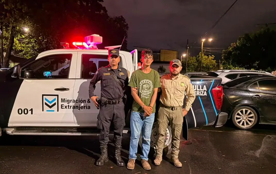 Policía captura a un guatemalteco por agredir a un creador de contenido en el Centro Histórico de San Salvador