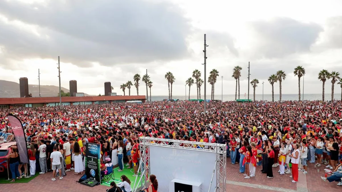 Casi 8.000 personas asisten a la Plaza de la Música, en Las Palmas de Gran Canaria, para ver la final España-Argentina