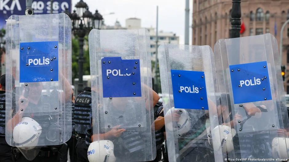 Ankara'da NATO protestosuna sert polis müdahalesi
