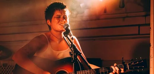 »Eyes Full« von Zoh Amba: Manche Dämonen lassen sich nur mit Gitarrenlärm besiegen