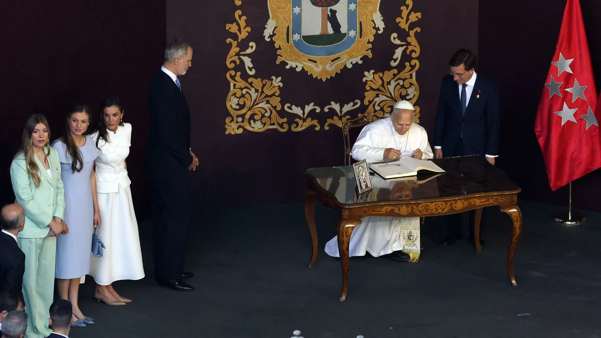 Cibeles, un 'déjà vu' político de la 'misma' misa de 2011: sin Sánchez, ovación a los Reyes y la Llave de Almeida a León XIV