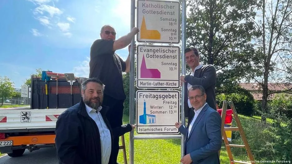 Almanya'da ilk: Şehir tabelasında cuma namazı bilgisi