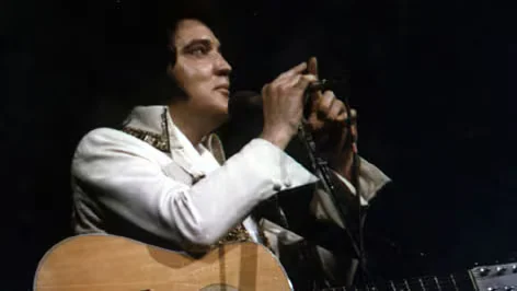 El ritual de los pañuelos con su sudor y la promesa del regreso que no cumplió: crónica del último concierto de Elvis Presley