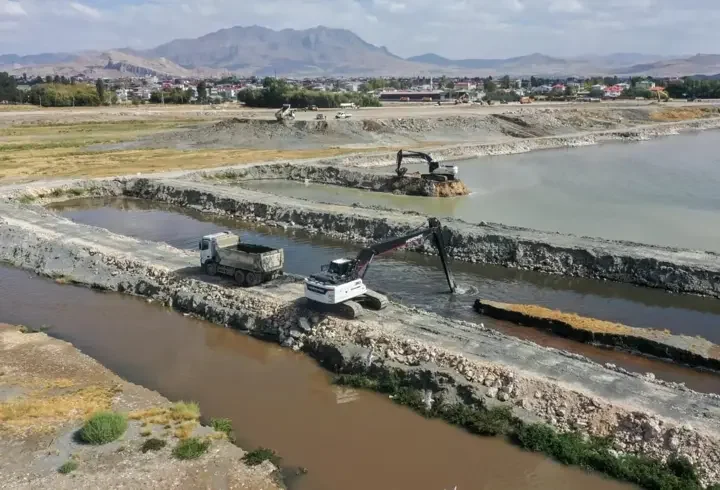 Van Gölü'nden 2 milyon 100 bin metreküp dip çamuru çıkarıldı