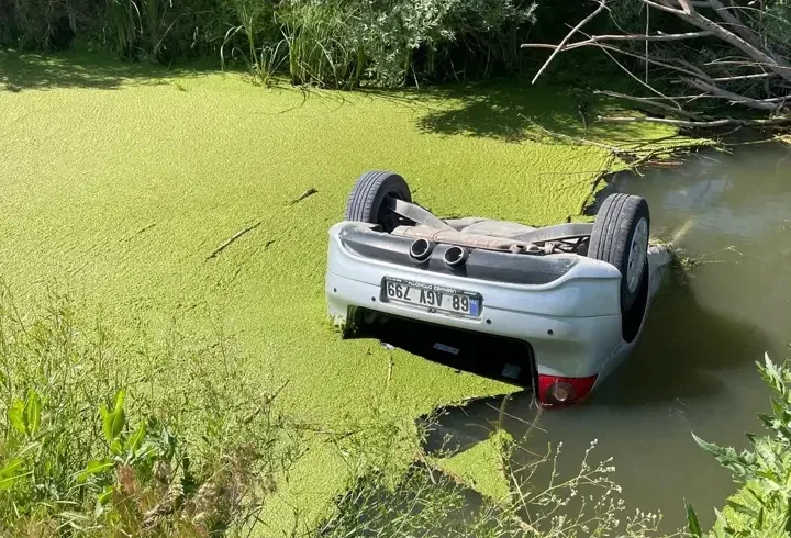 Drenaj kuyusundaki otomobilden 2 cansız beden çıkarıldı