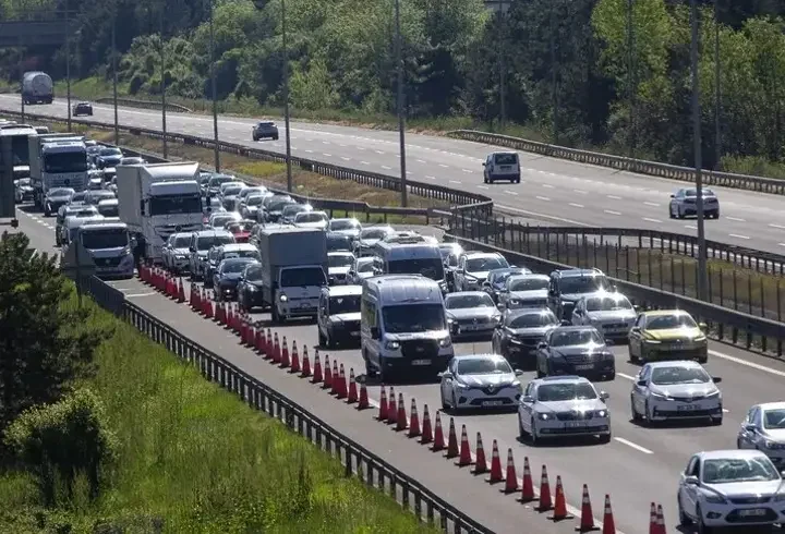 Tem Otoyolu'nda bakım çalışması: Kocaeli'de İstanbul-Ankara yönü trafiğe kapandı