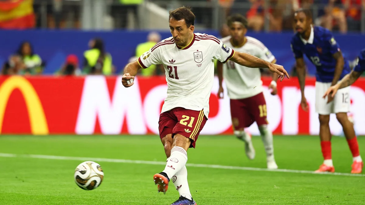 Mikel Oyarzabal sella el primer gol de España desde los once metros e iguala el récord de goles en un Mundial de Butragueño