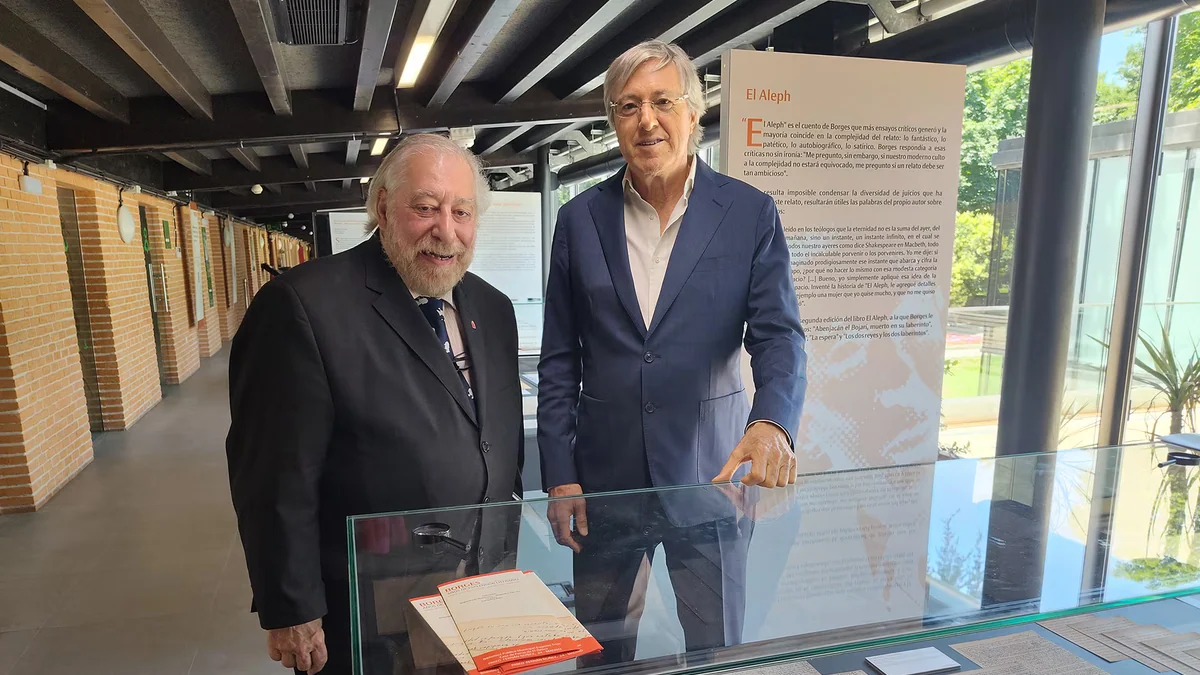“Estos manuscritos de Borges son parte de nuestra historia”: abrió en Madrid la muestra donde se ve el genio, su letra diminuta, sus dudas