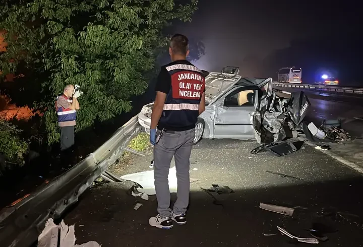 Arıza nedeniyle emniyet şeridinde duran otomobile TIR çarptı; 1 çocuk öldü, 3 yaralı