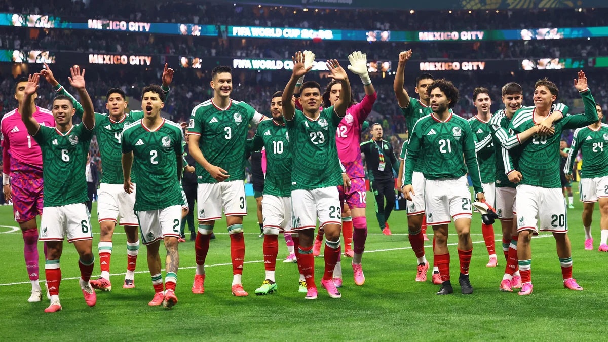 México se da un baño de alegría frente a Ecuador y mantiene su idilio en el Mundial