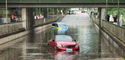 Unwetter sorgen für Tennisballhagel und ein schwimmendes Polizeiauto – und da kommt noch mehr