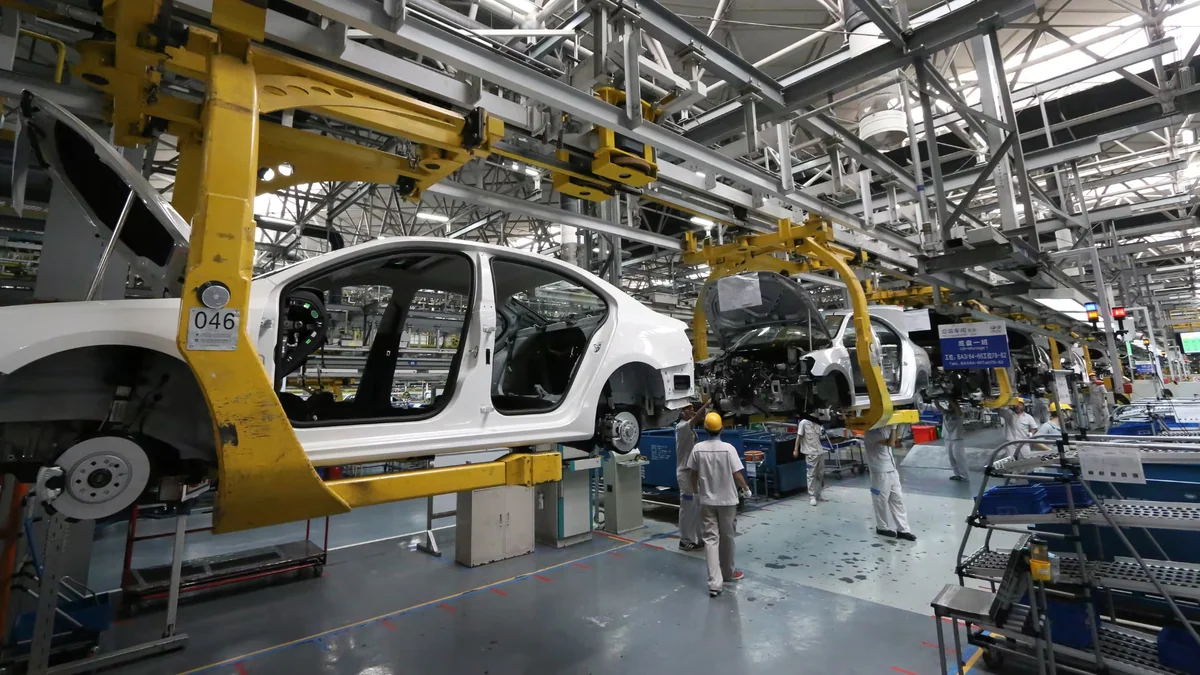 La actividad económica cayó 1,5% en abril pero se mantuvo por encima del mismo mes del año pasado