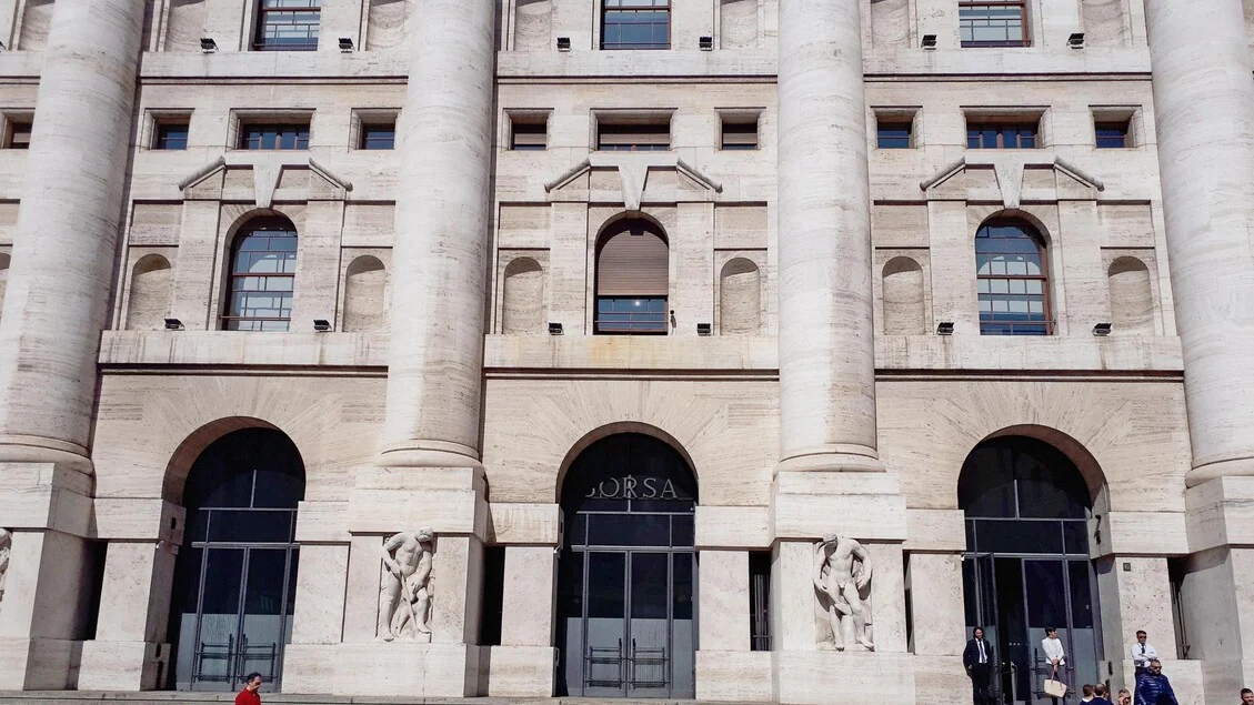La Borsa di Milano chiude al nuovo record e sfiora 51.500 punti (+1,97%) con le banche