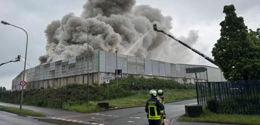 Krefeld: Feuerwehr bringt Großbrand in Entsorgungsbetrieb unter Kontrolle
