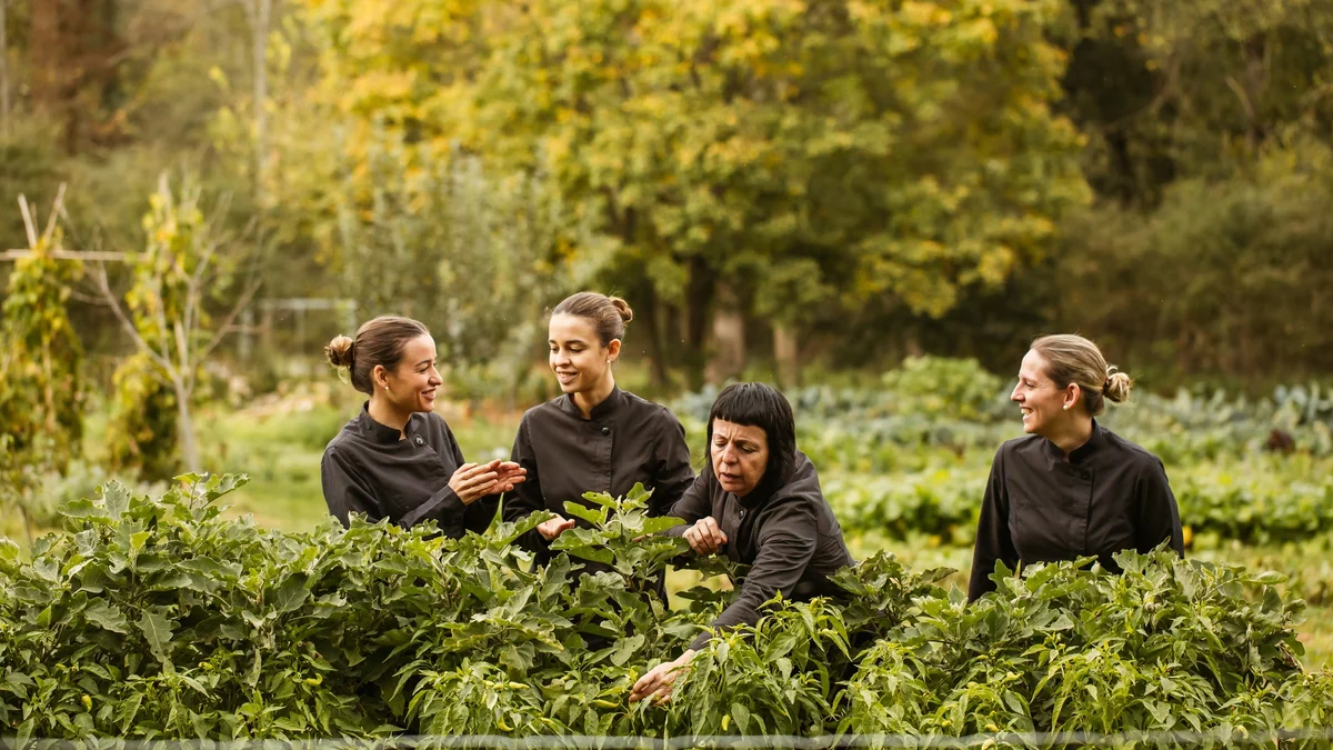 Les Cols, el dos estrellas Michelin con una cocina sostenible que mira al futuro con tres hermanas al frente