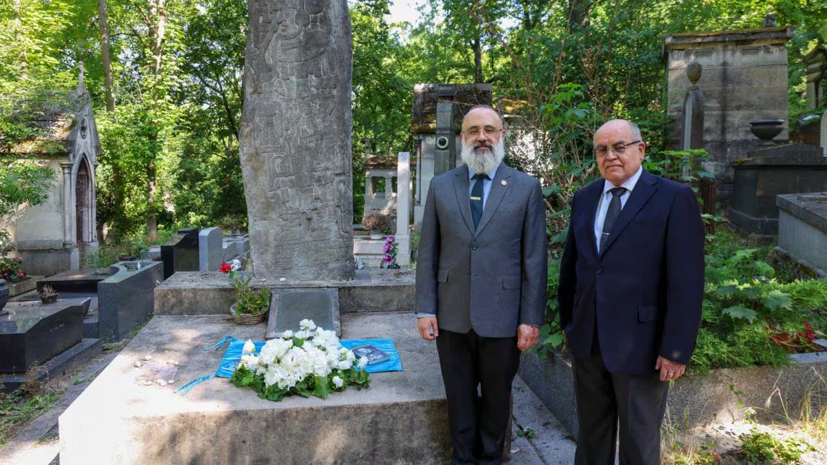 El ministro Luis Méndez Salinas coordina en París el retorno del Nobel guatemalteco