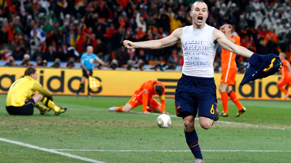 Así fue la victoria de España en la final del Mundial de 2010: un partido aburrido y con récord de tarjetas que Iniesta resolvió en el último momento