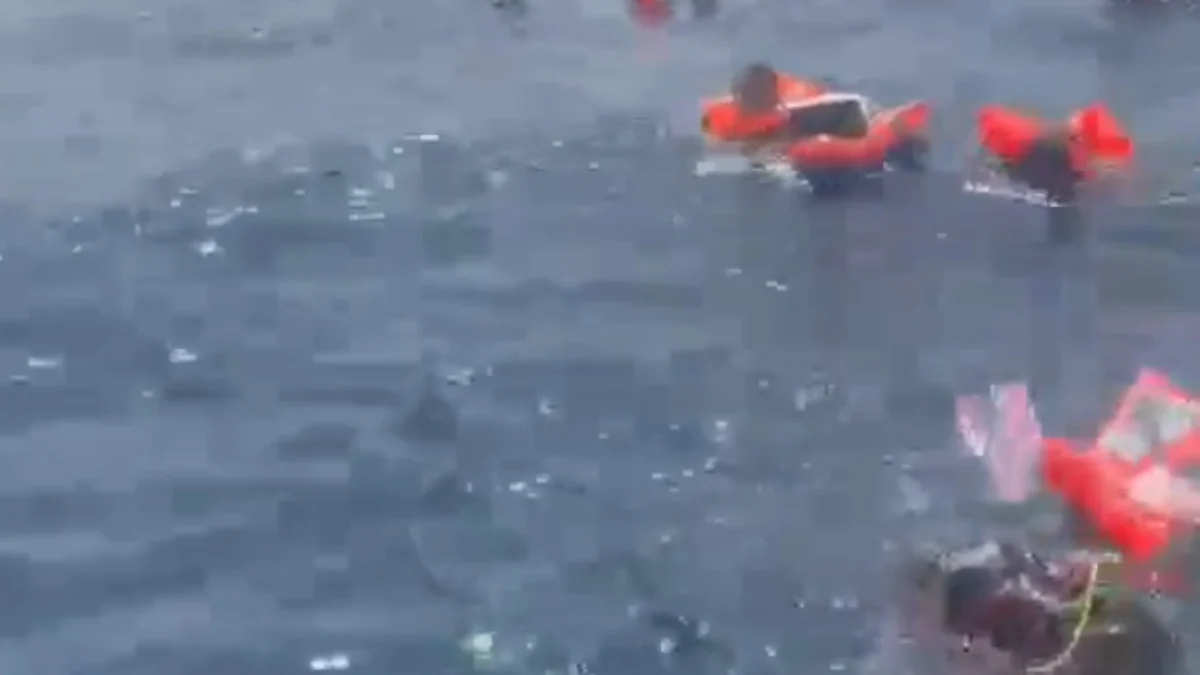 Once personas rescatadas del agua tras hundirse un catamarán en Santa Pola (Alicante)