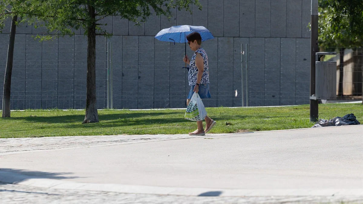 El calor pone en aviso este domingo a media España, con tormentas fuertes en Castilla-La Mancha, Galicia y Cantábrico