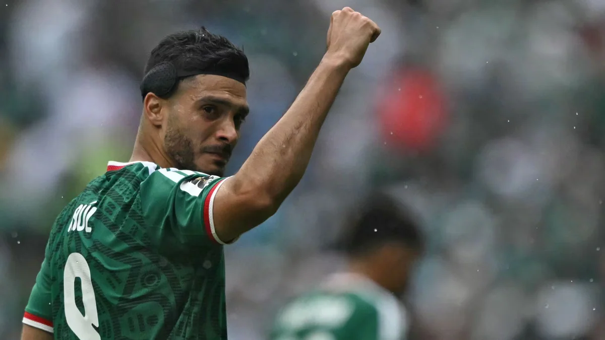 ¿Qué tiene Raúl Jiménez en la cabeza? Así funciona la diadema protectora que usa en el Mundial 2026