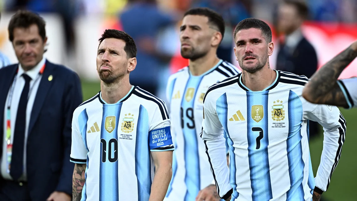 La AFA anunció que no todos los jugadores regresarán al país: Messi y De Paul podrían no viajar