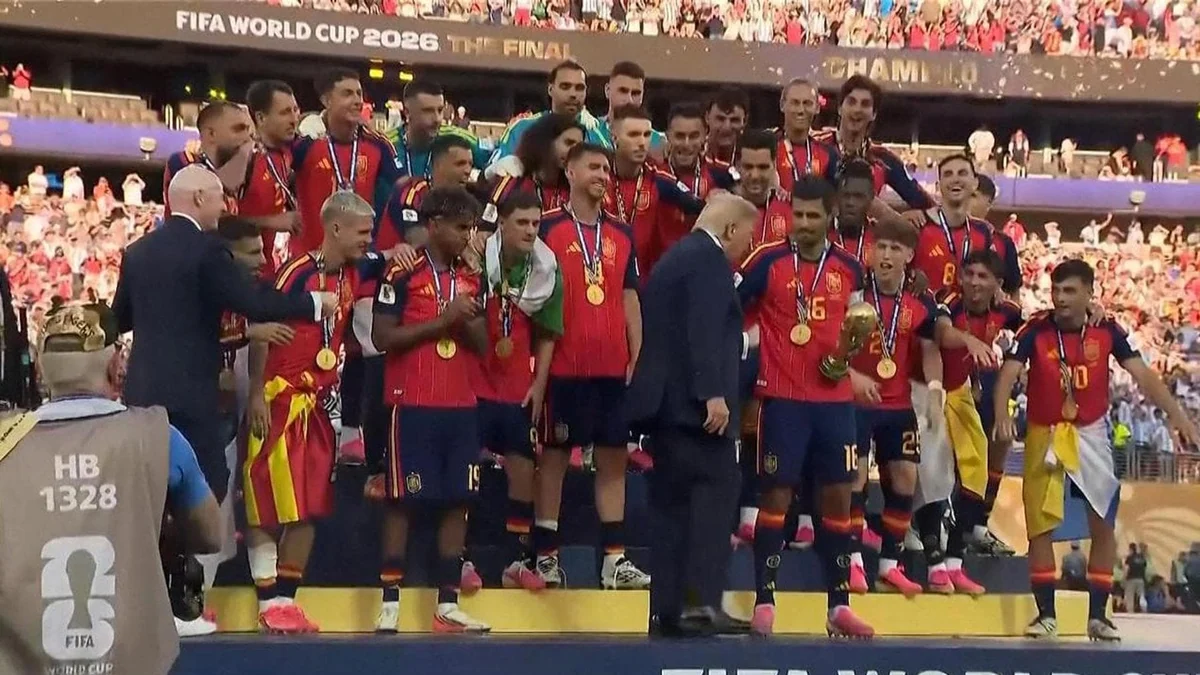 Il photobombing di Trump con la Coppa del mondo e le altre cose del mondiale che ricorderemo