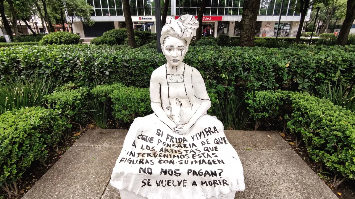 En su aniversario luctuoso, Frida Kahlo “revive” en una escultura que denuncia la precarización laboral de los artistas