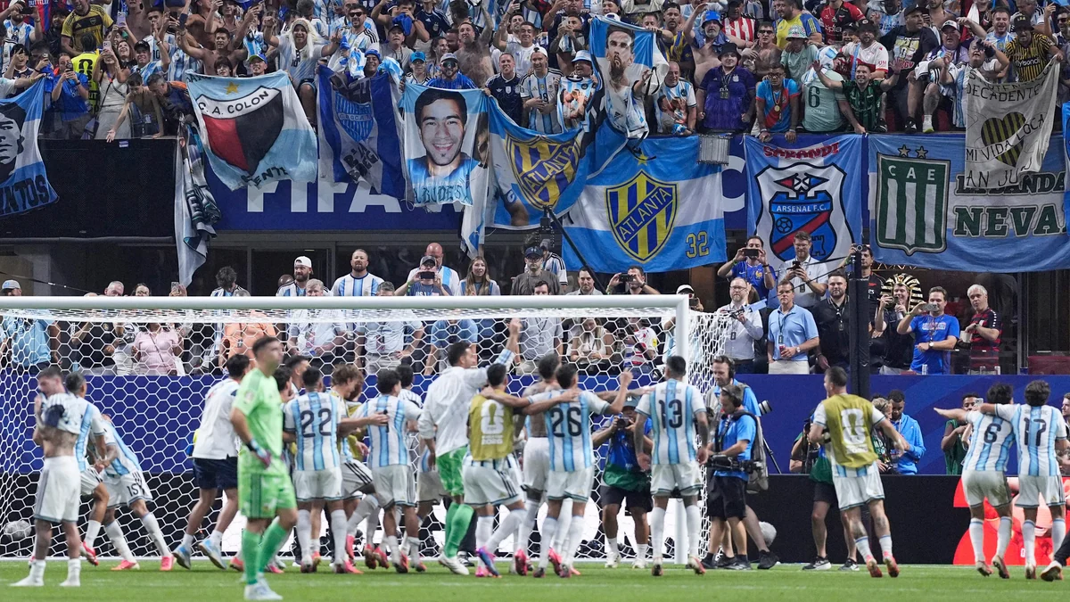 Lo que no se vio del histórico triunfo de Argentina ante Egipto: del cartel del Ratón Ayala a la indicación mágica de Messi