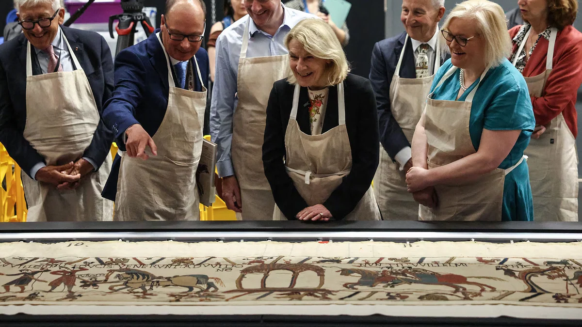El Museo Británico muestra el Tapiz de Bayeux desplegado luego de “una coreografía de 18 horas”