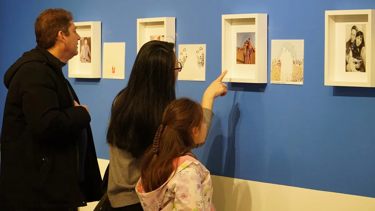 La muestra “Entre zurcir y suturar” en la AMIA cambia la forma de mirar 35 fotos familiares del atentado
