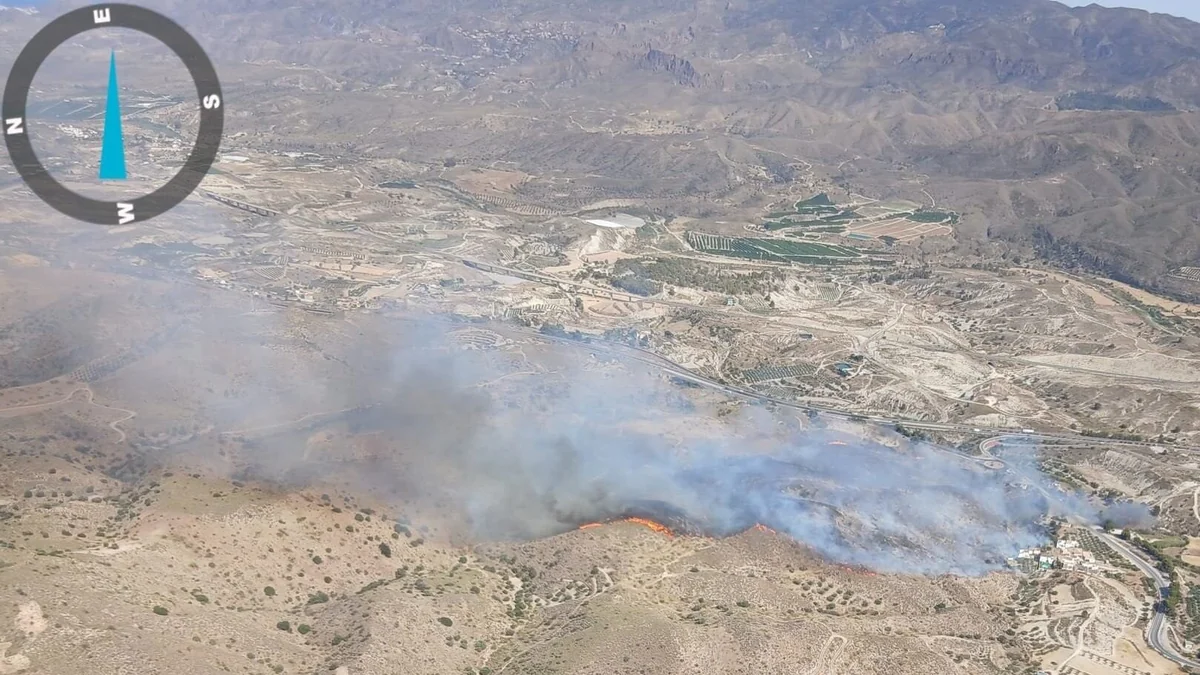 Más de 200 bomberos luchan contra dos incendios en Almería y Málaga