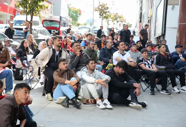 Erzurum'da A Milli Futbol Takımı'nın maçı dev ekrandan izlendi