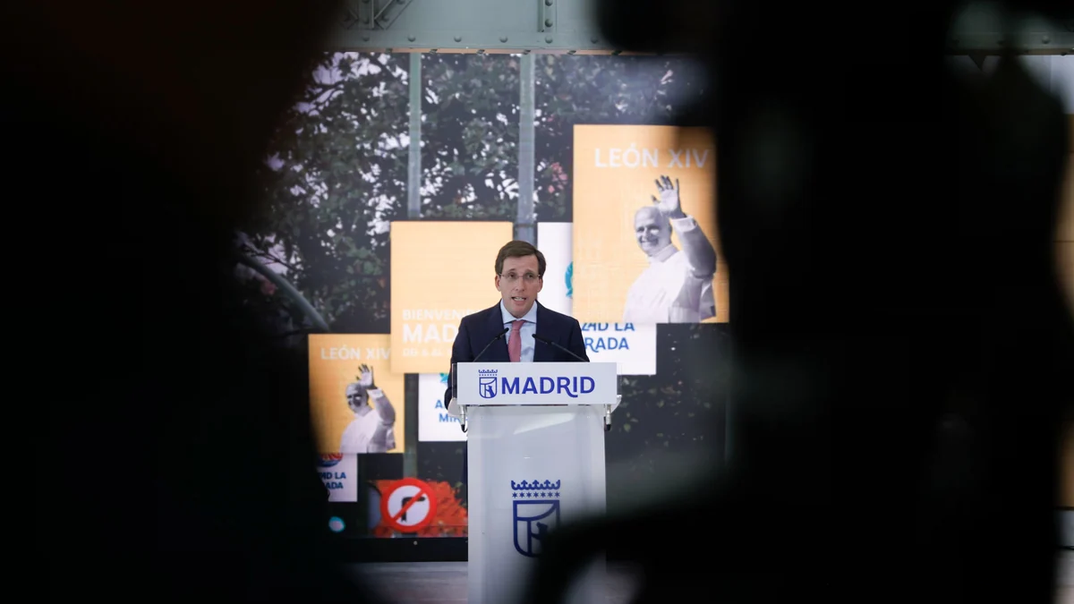 El texto de bienvenida al Papa enfrenta a PP y PSOE en el Ayuntamiento de Madrid: líder religioso o jefe de Estado